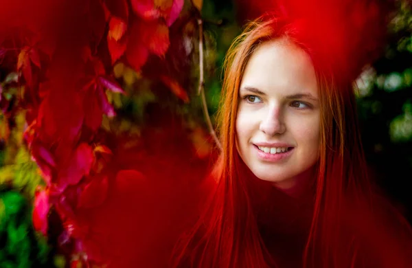 Портрет Молодої Дівчини Підлітка Довгим Волоссям Фоні Осіннього Листя Рослини — стокове фото