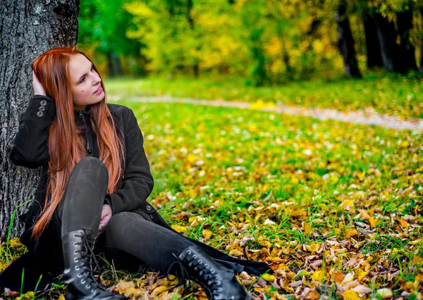 Portrait Young Teenager Redhead Girl Long Hair Sitting Ground Tree — Stock Photo, Image