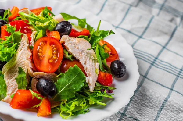 Verse Salade Met Kipfilet Arugula Zwarte Olijven Rode Peper Sla — Stockfoto