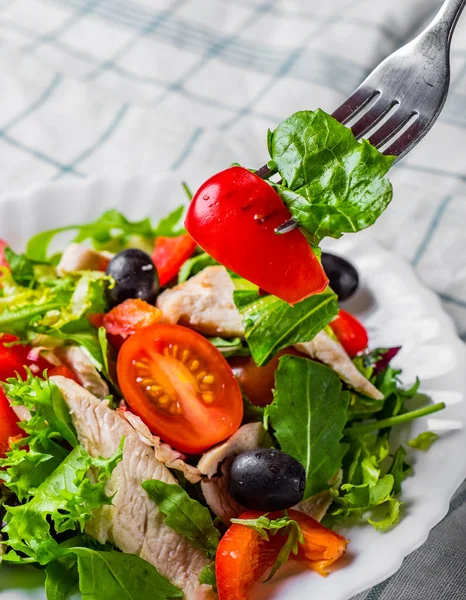 Verse Salade Met Kipfilet Arugula Zwarte Olijven Rode Peper Sla — Stockfoto