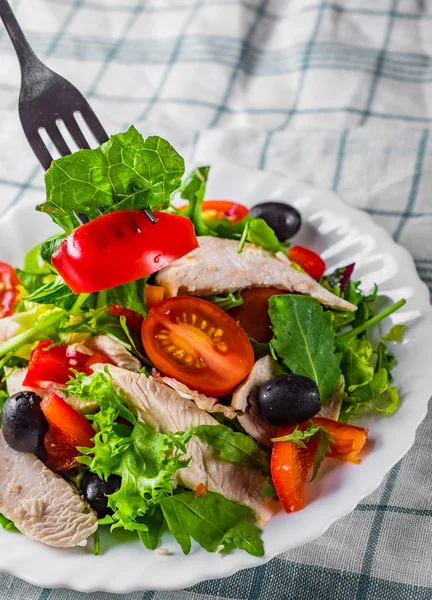 Verse Salade Met Kipfilet Arugula Zwarte Olijven Rode Peper Sla — Stockfoto