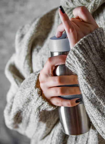 Woman Sweater Holds Thermomug Hot Drink Her Hands Gray Wall — Stock Photo, Image