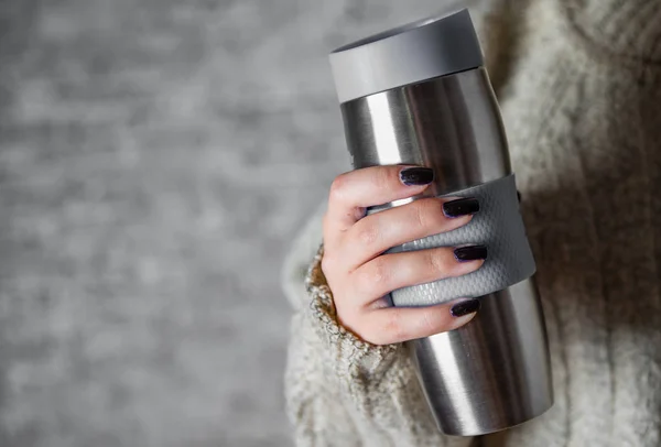 Woman Sweater Holds Thermomug Hot Drink Her Hands Gray Wall — Stock Photo, Image