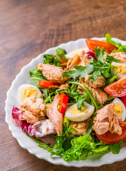 Verse Salade Met Vis Arugula Eieren Rode Peper Sla Verse — Stockfoto