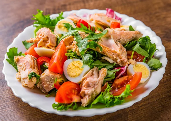 Ensalada Fresca Con Pescado Rúcula Huevos Pimiento Rojo Lechuga Hojas —  Fotos de Stock