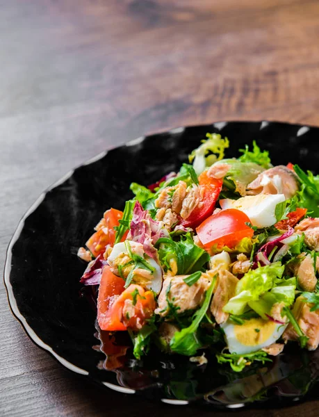 Verse Salade Met Vis Arugula Eieren Rode Peper Sla Verse — Stockfoto