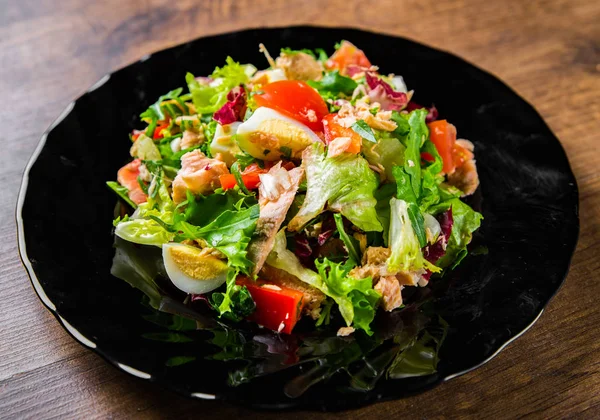 Insalata Fresca Con Pesce Rucola Uova Peperoncino Lattuga Foglie Sale — Foto Stock