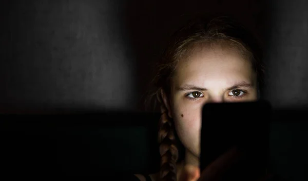 Portret Młodej Rudej Dziewczyny Długimi Włosami Smartfonem Ciemnym Pokoju — Zdjęcie stockowe