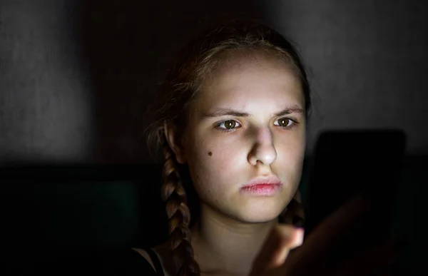 Portrait Young Teenager Redhead Girl Long Hair Smartphone Dark Room — Stock Photo, Image