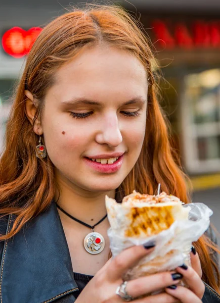 Portrét Mladé Teenager Zrzka Dívka Dlouhými Vlasy Jíst Kuřecí Shawarma — Stock fotografie