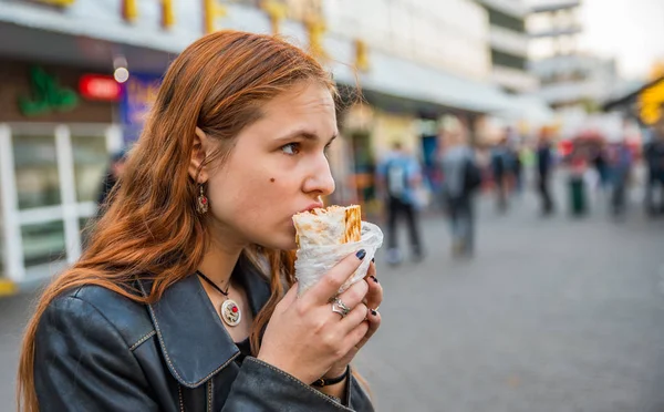 Portrét Mladé Teenager Zrzka Dívka Dlouhými Vlasy Jíst Kuřecí Shawarma — Stock fotografie