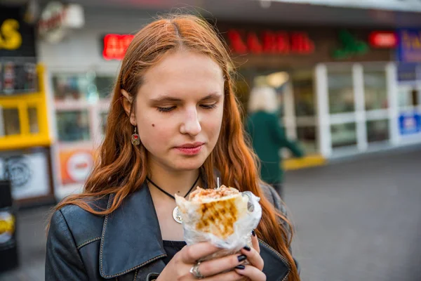 Portrét Mladé Teenager Zrzka Dívka Dlouhými Vlasy Jíst Kuřecí Shawarma — Stock fotografie