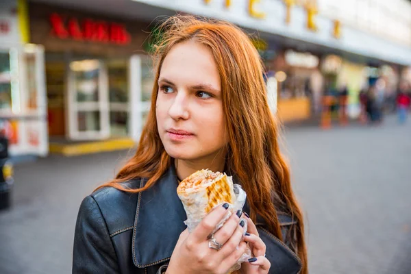 Portrét Mladé Teenager Zrzka Dívka Dlouhými Vlasy Jíst Kuřecí Shawarma — Stock fotografie