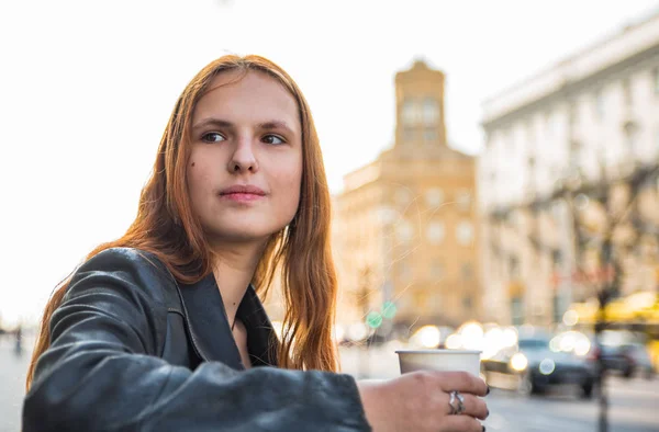 Retrato Menina Ruiva Adolescente Jovem Com Cabelo Longo Com Xícara — Fotografia de Stock