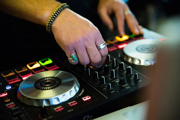 Hands Konsol Karıştırıcısında Gece Kulübü Sahnesinde Müzik Oluşturup Düzenliyor — Stok fotoğraf