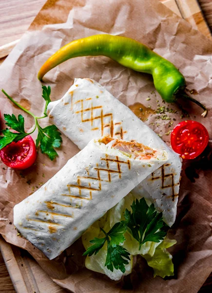 Shawarma Con Carne Verduras Encuentra Fondo Mesa Madera —  Fotos de Stock
