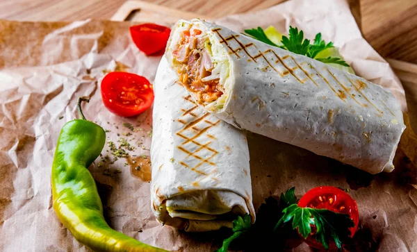 Shawarma Masem Zeleninou Leží Dřevěném Podstavci Stolu — Stock fotografie