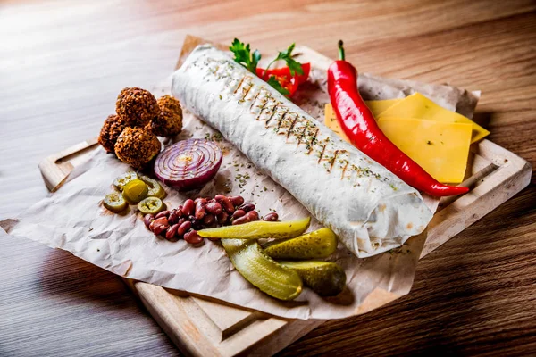 Shawarma Con Carne Verduras Encuentra Fondo Mesa Madera —  Fotos de Stock