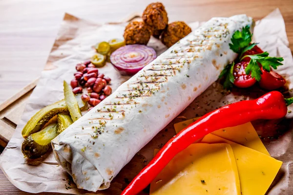 Shawarma Masem Zeleninou Leží Dřevěném Podstavci Stolu — Stock fotografie