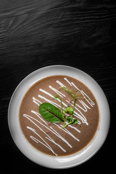 Cremosa Sopa Champiñones Plato Blanco Sobre Una Mesa Madera Oscura —  Fotos de Stock