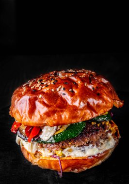 Esmer arka planda sebzeli geleneksel sığır burger.