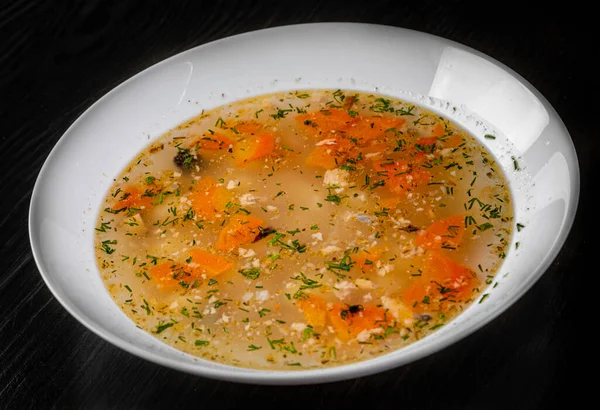 Sopa Pescado Fresco Plato Blanco Sobre Fondo Mesa Madera Negra — Foto de Stock