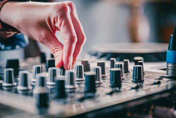 Hands Erstellen Und Regulieren Musik Auf Mischpult Konzert Nachtclub Bühne — Stockfoto