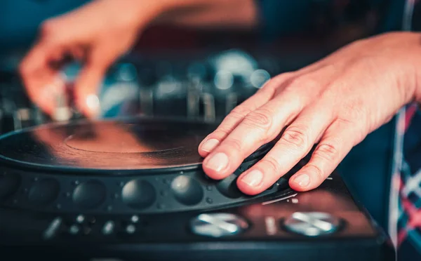 Hands Konsol Karıştırıcısında Gece Kulübü Sahnesinde Müzik Oluşturup Düzenliyor — Stok fotoğraf