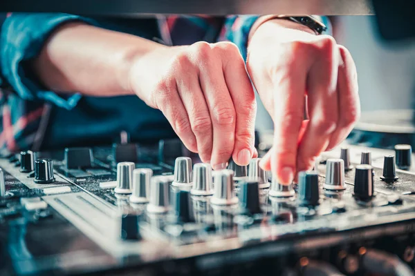 Hands Erstellen Und Regulieren Musik Auf Mischpult Konzert Nachtclub Bühne — Stockfoto