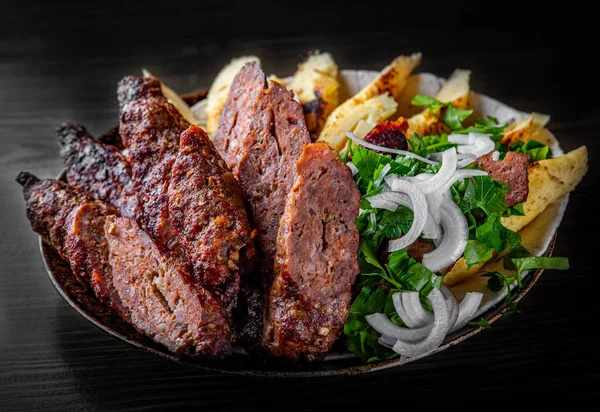 Corte Lulia Kebab Com Batata Placa Sobre Fundo Mesa Madeira — Fotografia de Stock