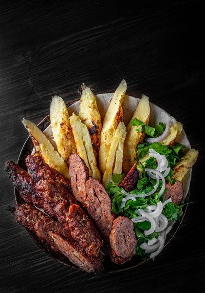 Corte Lulia Kebab Con Patata Plato Sobre Fondo Mesa Madera — Foto de Stock