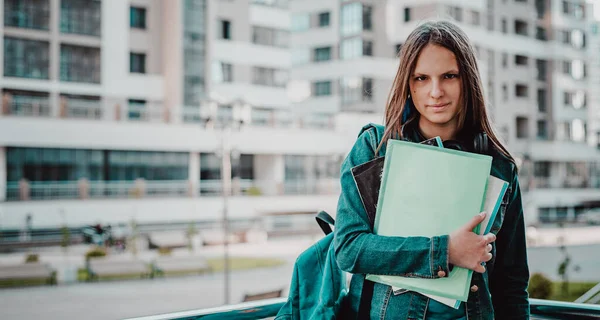 Volta Escola Estudante Adolescente Segurando Livros Livros Anotações Usando Mochila — Fotografia de Stock