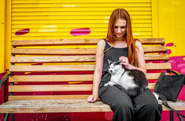 Mladý Teenager Ryšavý Dívka Dlouhými Vlasy Sedí Kočkou Dřevěné Lavičce — Stock fotografie