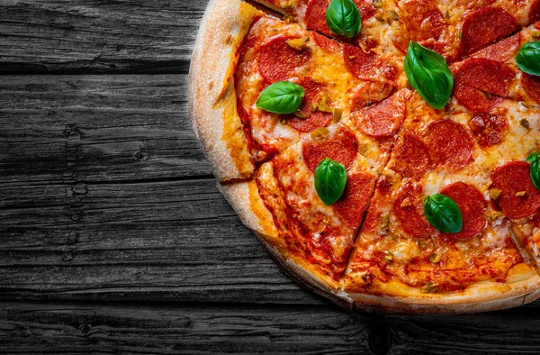 Pizza Pepperoni Serem Mozzarella Salami Sosem Pomidorowym Pieprzem Przyprawami Świeżą — Zdjęcie stockowe