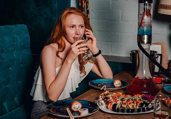 Портрет Молодой Женщины Разговаривающей Телефону Пьющей Вино Сидящей Столом Ресторане — стоковое фото