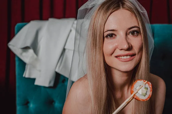 Retrato Mujer Sosteniendo Palillos Con Sushi Cafetería —  Fotos de Stock