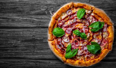 Tavuk ve barbekü soslu pizza. İtalyan pizzası ahşap masa arkasında