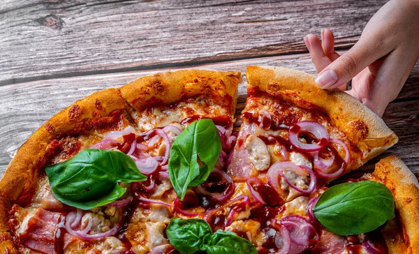 Woman Hand Toma Una Rebanada Pizza Con Pollo Salsa Barbacoa — Foto de Stock
