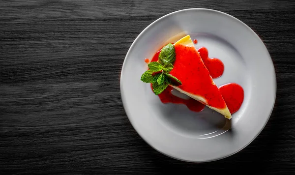 Tarta Queso Fresa Servida Plato Blanco Sobre Fondo Mesa Madera —  Fotos de Stock