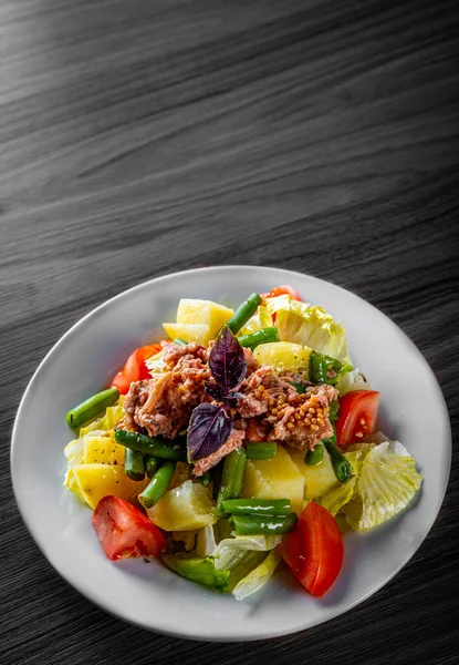 Sallad Nicoise Tonfisk Med Gröna Bönor Tomater Potatis Och Vinägrett — Stockfoto