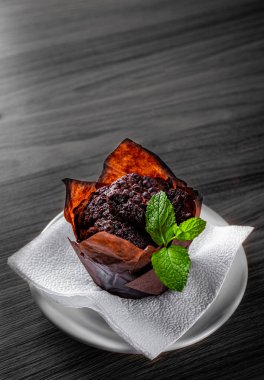 Kahverengi kağıtlı kek, koyu ahşap arka planda.