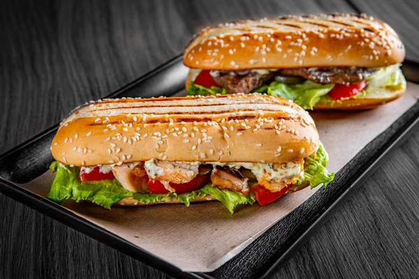 Twee Lange Onderzeese Broodjes Met Vlees Kaas Spek Tomaten Sla — Stockfoto