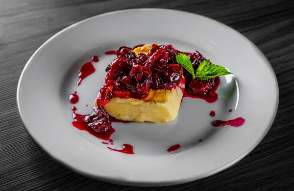 Queso Halloumi Frito Con Cereza Plato Sobre Mesa Madera Negra —  Fotos de Stock