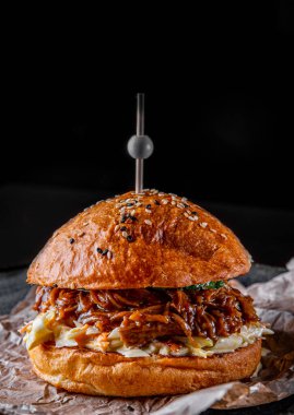 Geleneksel barbekü, arka planda sebzeli sığır burger.