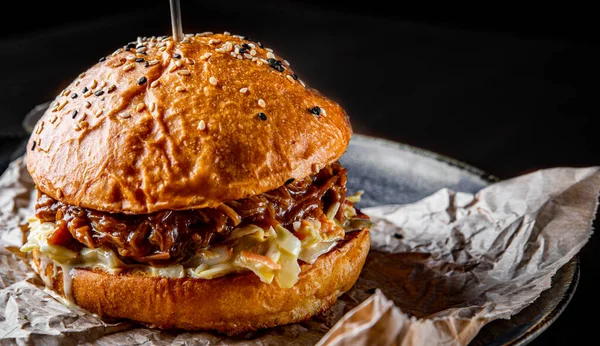 Geleneksel barbekü, arka planda sebzeli sığır burger.