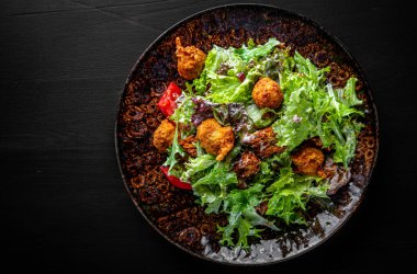 Kavrulmuş salata, peynir, yumurta, domates ve ahşap masada ızgara tavuk..