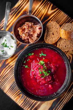 Pancar çorbası. Geleneksel Ukrayna ya da Rus çorbası. Ahşap masada bir kasede ekşi krema.