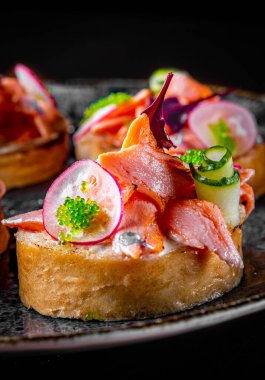 Somon, salatalık ve krem peynirli leziz bruschetta.