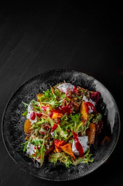 Bir tabak taze salata ızgara tavuk, armut, tabakta krem peynir.