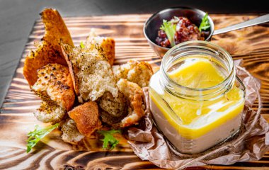 Cam kavanoz tavuk ciğeri ezmesi ve dilimlenmiş ekmek.